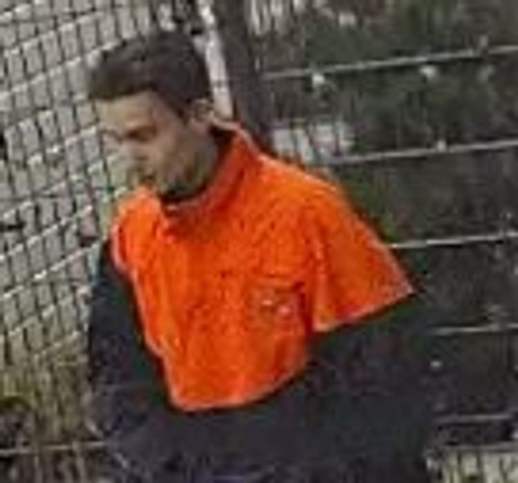 Amsterdam - Gezocht - Phishing (oplichting), diefstal pinpas & pinnen met gestolen bankpas Amsterdam - Gezocht - Phishing (oplichting), diefstal pinpas & pinnen met gestolen bankpas