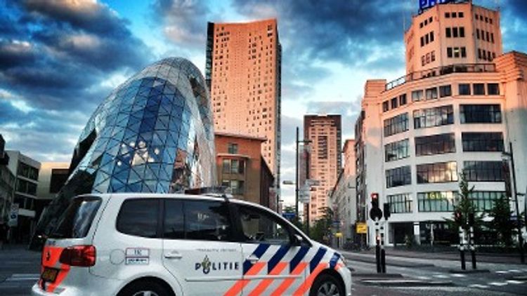 Eindhoven/Nuenen - Man aangehouden na inrijden op agent